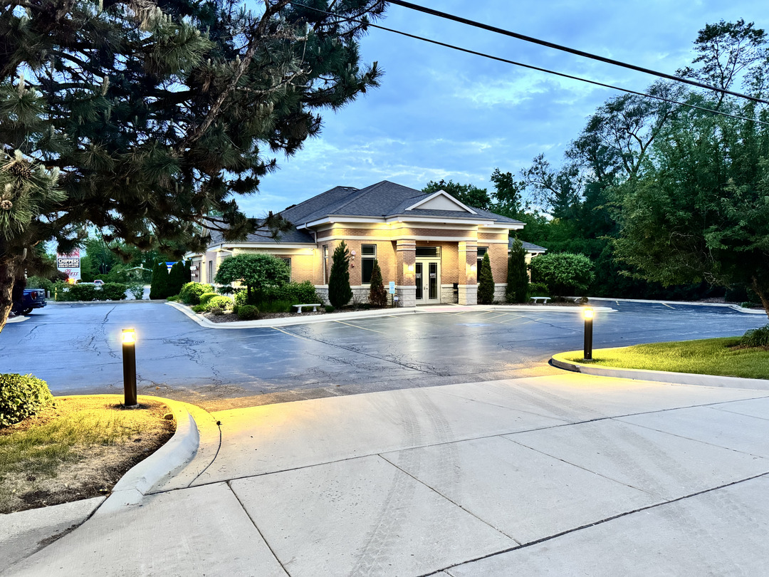 aluminight-custom-outdoor-lighting-illuminating-a-commercial-building-with-path-lights-and-accent-lighting-in-landscaped-areas